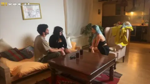 Üvey Abim Önce Kaldırıyor Sonra Bir Kereden Birşey Olmaz Deyip Aleti Boğazıma Sokuyor