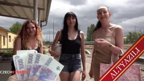 Kırmızı Tangalı Dostuna Plastik Spatula İle Vuruyor